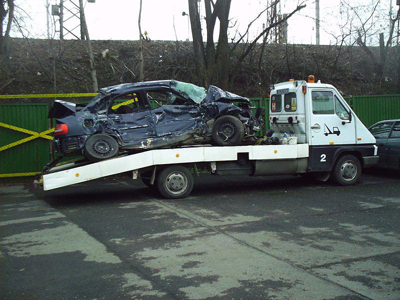 Převoz auta na odtahové plošině